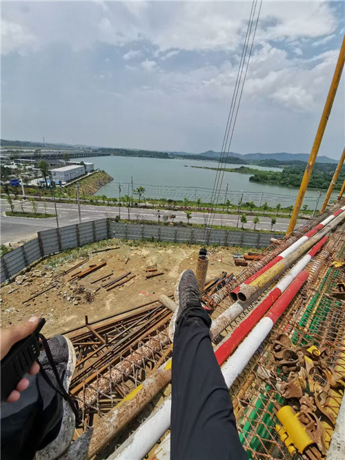 维西作业中发生设备损坏或人员意外，责任怎么划分？